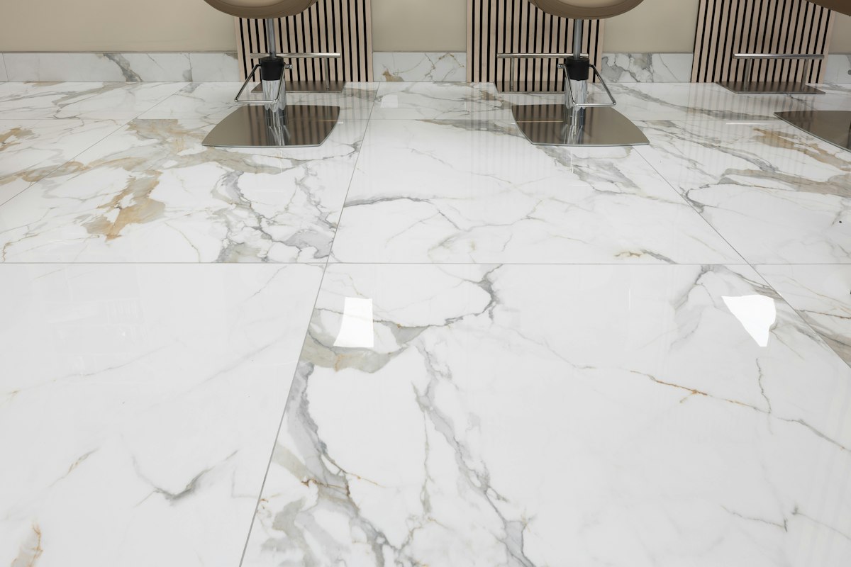 Interno moderno con pavimento effetto marmo e sedute di design