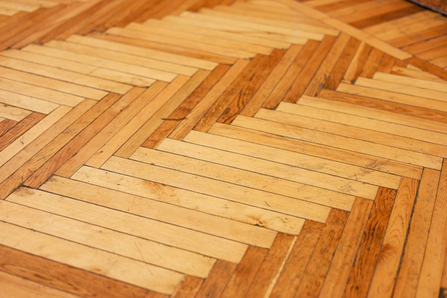 Dettaglio di pavimento in legno con motivo decorativo